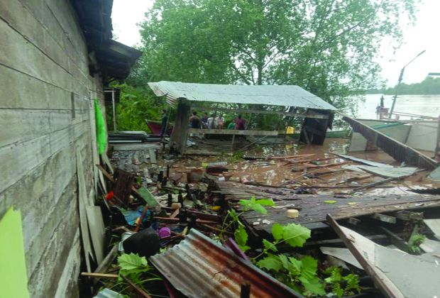 ROBOH : Salah satu rumah yang roboh akibat abrasi sungai Pangabuan Minggu (30/10) kemarin.