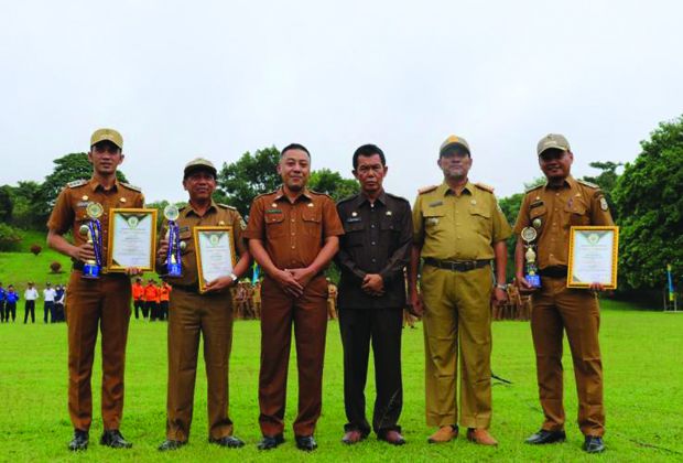 Sekda Tanjabtim dan Asisten I foto bersama dengan 3 Camat Berprestasi

 