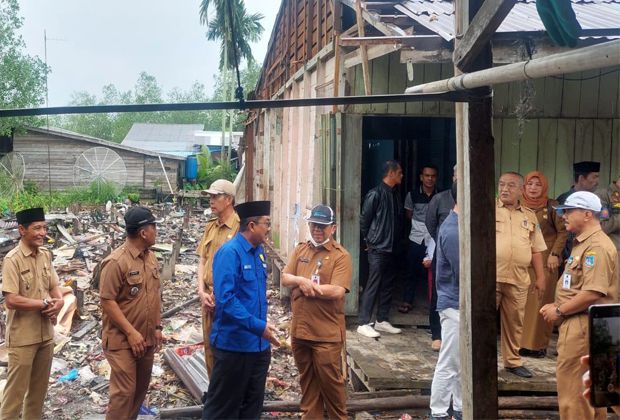 Bupati Tanjabbar saat sidak ke lokasi lonsor di Senyerang.
