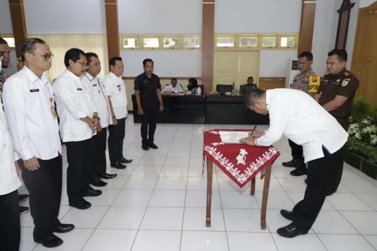 PENANDATANGANAN: Bupati Bungo menandatangani komitmen bersama menyukseskan Gerakan Nasional Bangga Buatan Indonesia (Gernas BBI) di ruang pola Kantor Bupati Bungo, Rabu (2/11/2022).