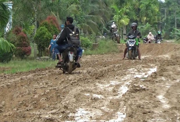 BERLUMPUR : Terlihat kondisi jalan di Dendang yang berlumpur setelah diguyur hujan.

 