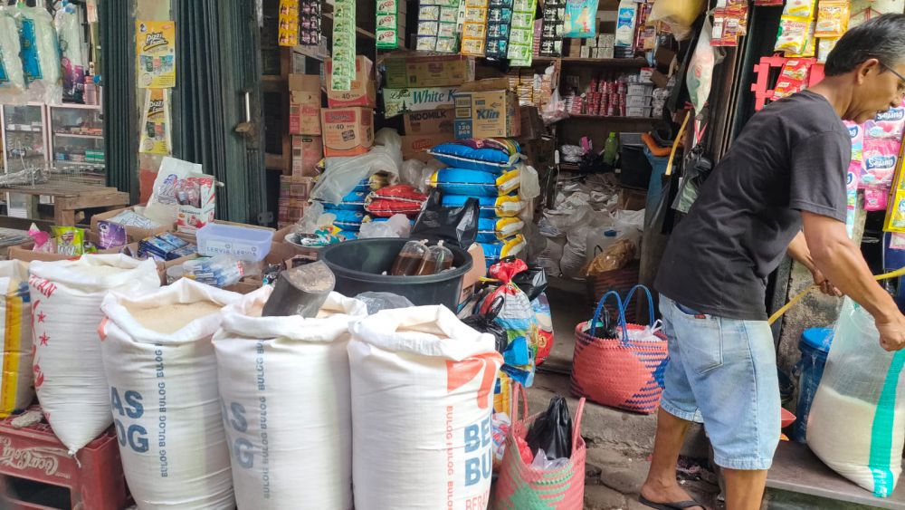 HARGA NAIK: Salah satu pedangan beras enceran di pasar atas Muara Bungo menyampaikan bahwa harga beberapa jenis beras terjadi kenaikan cukup signifikan

