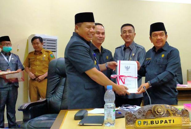 RANPERDA: Pj Henrizal menyerahkan Ranperda kepada DPRD Sarolangun.

