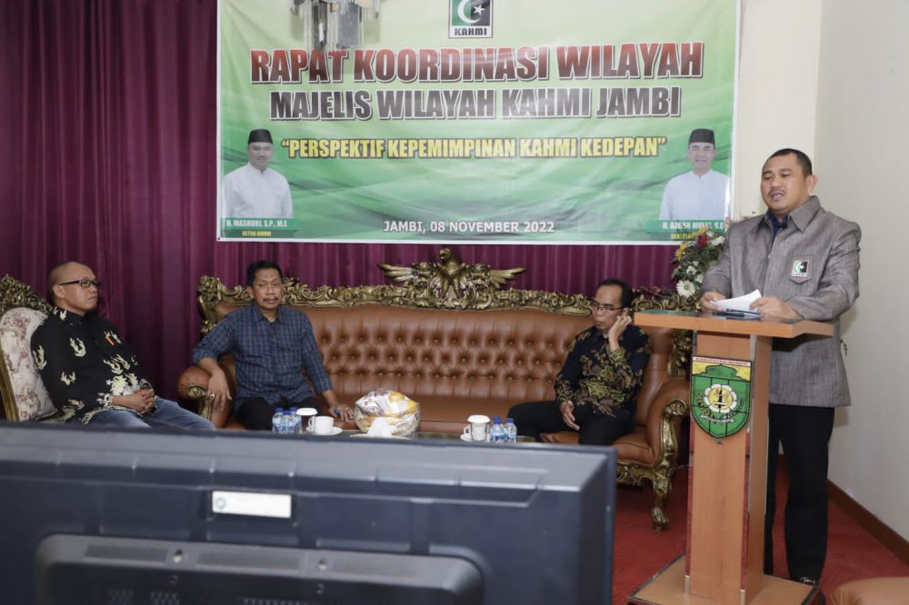 SAMBUTAN : Ketua MW KAHMI Jambi yang juga bupati Bungo H. Mashuri menyampaikan sambutan dalam acara Rakorwil yang digelar melalui zoom meeting