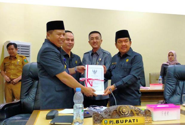 RANPERDA: Pj Henrizal menyerahkan Ranpeda kepada DPRD Sarolangun.
