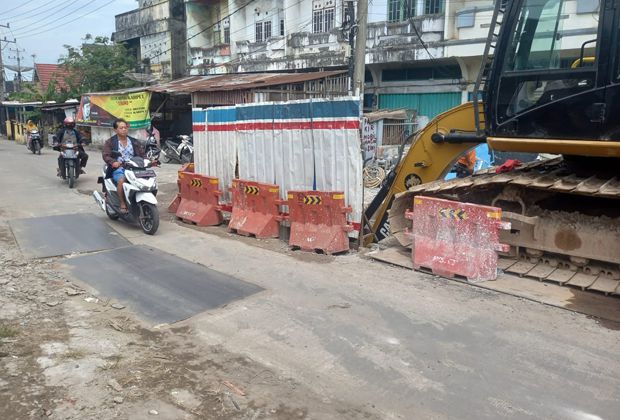 BELUM SELESAI: Pekerjaan lobang galian Sewerage System (Sistem Perpipaan Air Limbah), di Jalan Brigjen Katamso, RT 12, Kelurahan Tanjung Pinang, Kecamatan Jambi Timur.