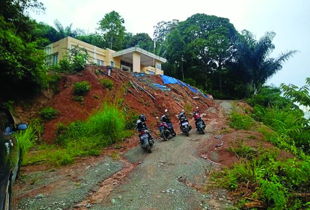 KANTOR NYARIS AMBLAS: Tebing di kantor Camat Tanah Cogok, Kerinci terus amblas.