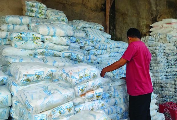 MELONJAK: Gudang garam di salah satu distributor yang ada di wilayah Kota Muara Bungo
