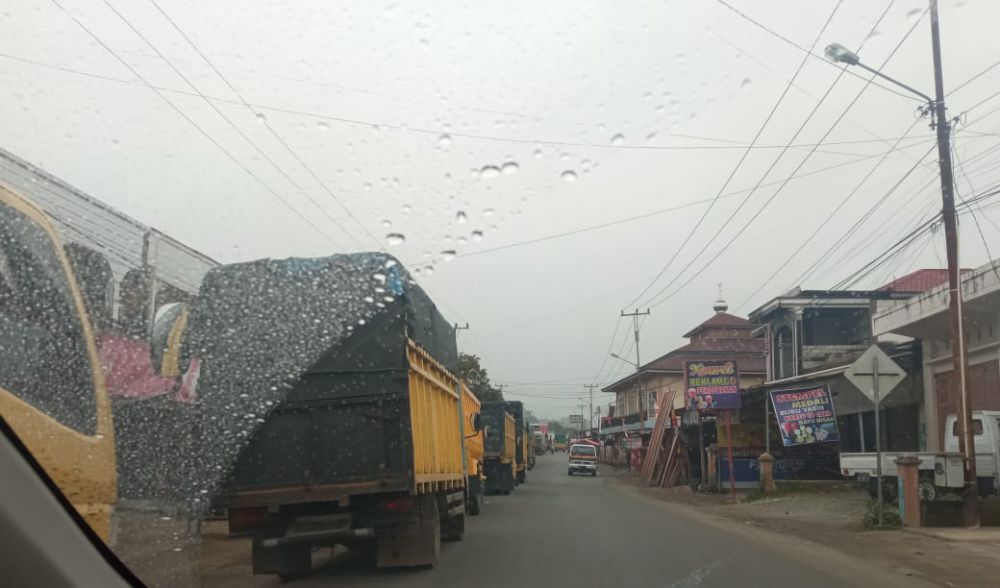 Mobil truk antrian di SPBU Siulak, Kerinci, Rabu (16/11/2022). BBM Solar habis membuat banyak truk tak kebagian.