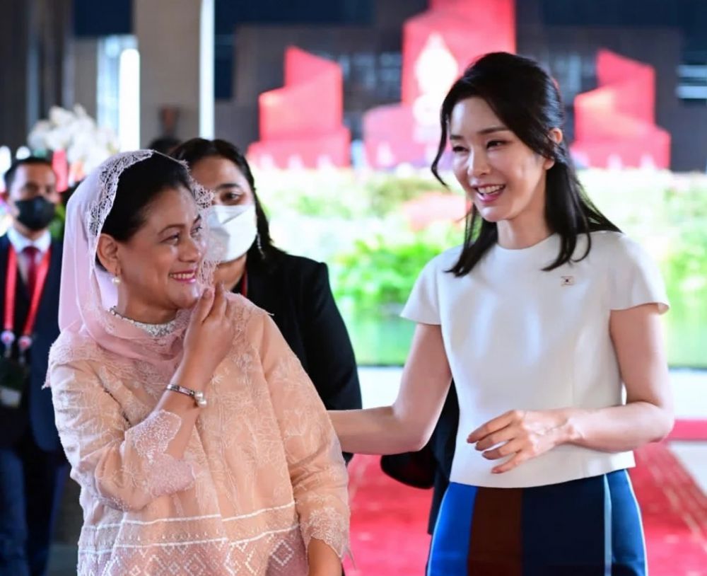 Kim Kun Hee Istri Presiden Korsel bersama Ibu Iriana Joko Widodo