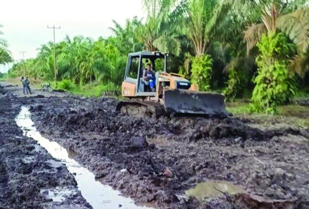 RUSAK: Terlihat alat berat sedang melakukan penanganan di titik jalan yang rusak di Desa Sungai Sayang, Kecamatan Sadu.