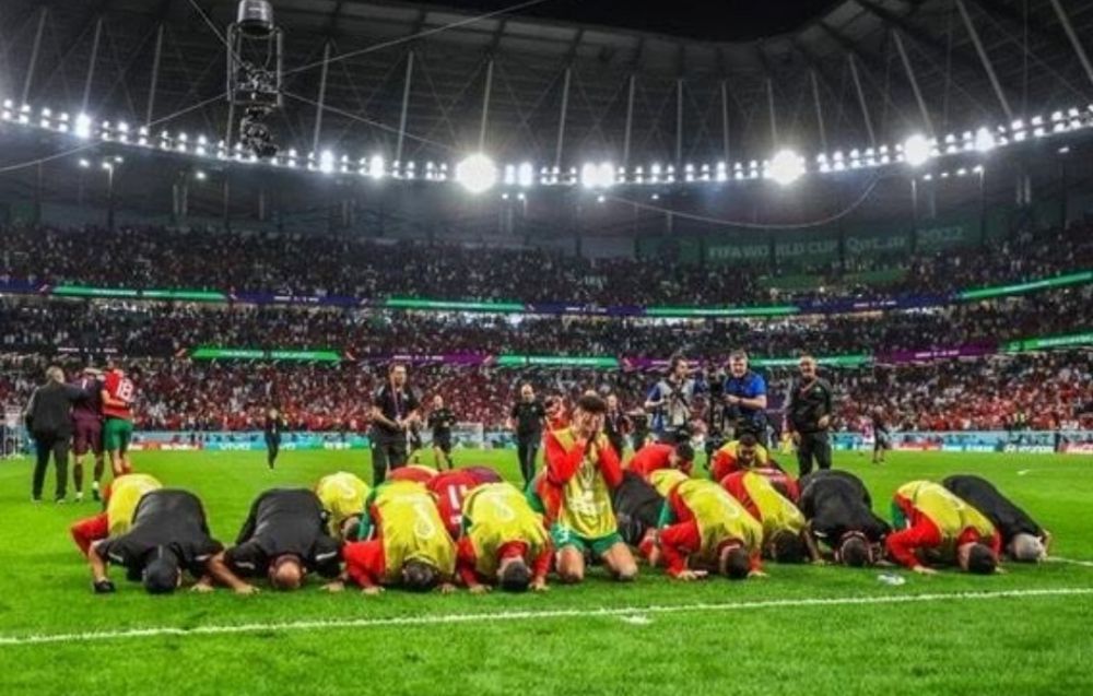 Momen selebrasi sujud syukur pemain Timnas Maroko usai kalahkan Spanyol di babak 16 besar Piala Dunia 2022.