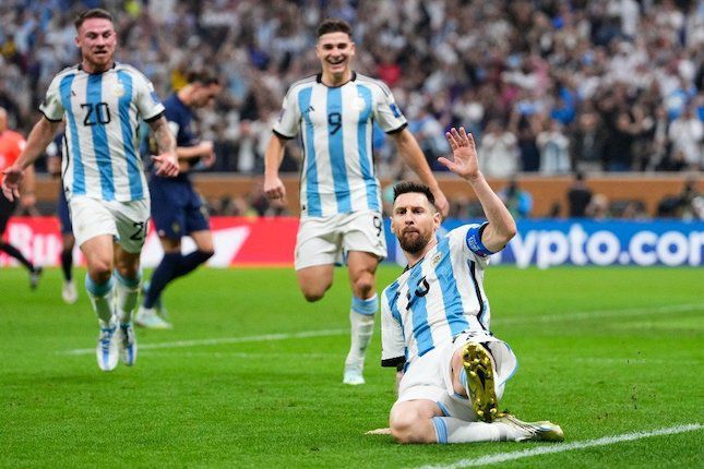 Selebrasi Lionel Messi usai mencetak gol dalam partai final Piala Dunia 2022 Argentina vs Prancis, Minggu (18/12/2022).