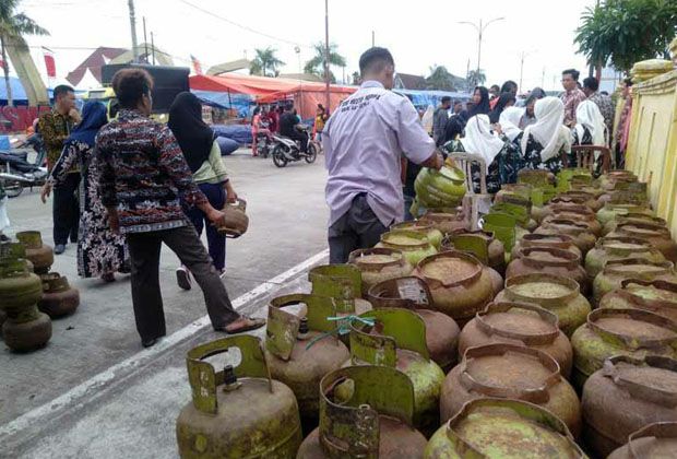 OPERASI PASAR: Dinas UKM Perindustrian dan Perdagangan Tanjabbar saat melaksanakan operasi pasar Gas Elpiji 3 Kilogram di Halaman Dinas Koperindag.