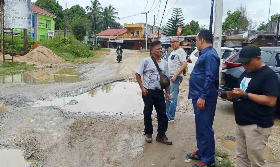 PENINJAUAN: Wakil Ketua I DPRD Bungo, Jumiwan Aguza meninjau perbaikan jalan di Pasar Lubuk Landai