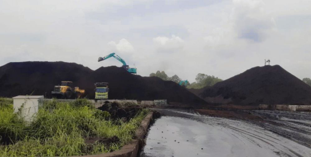 Tumpukan batu bara Jambi di salah satu stockpile Talang Duku Muaro Jambi. 