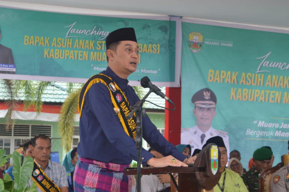Pj Bupati Muaro Jambi Bachyuni Deliansyah saat melaunching program Bapak Asuh Anak Stunting (BAAS).

 