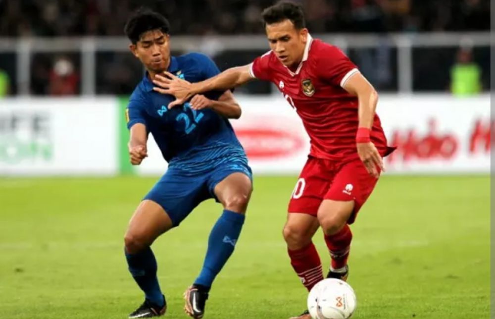 Winger Tim Nasional Indonesia Egy Maulana Vikri (kanan) saat berhadapan dengan Thailand. 