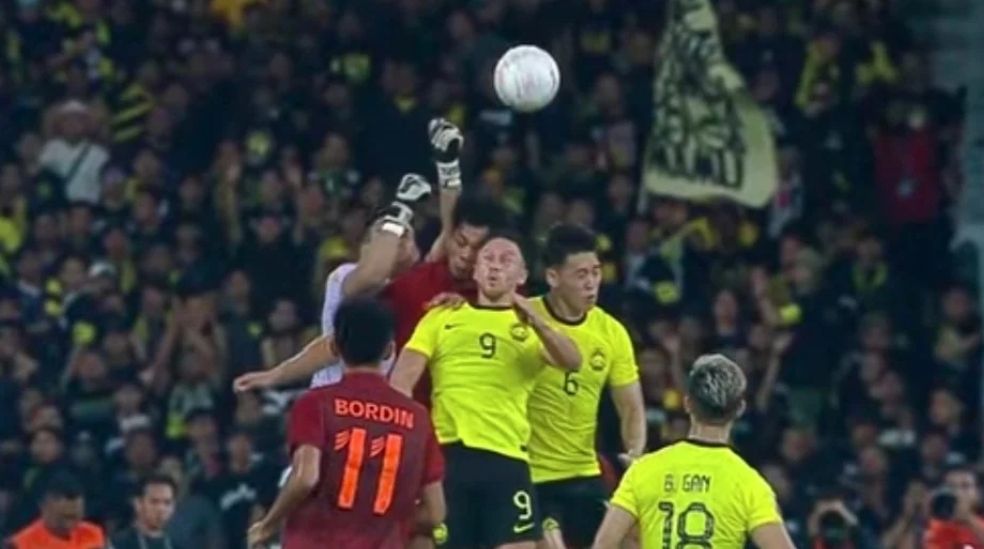 kiper Thailand, Kittipong Phoothawchuek gagal meninju bola yang berujung gol yang dianulir wasit.