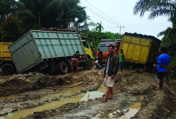 JALAN RUSAK: Salah satu titik kerusakan jalan yang ada di Kabupaten Tanjabtim.