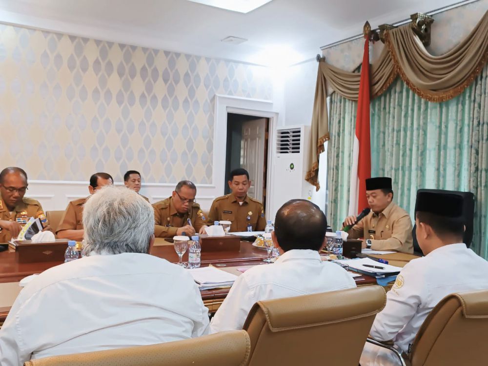 Pertemuan Tim Koordinasi Kerja Sama Daerah (TKKSD) yang langsung dipimpin Gubernur Jambi, Al Haris di Rumah Dinas Gubernur Jambi, Selasa (10/1).