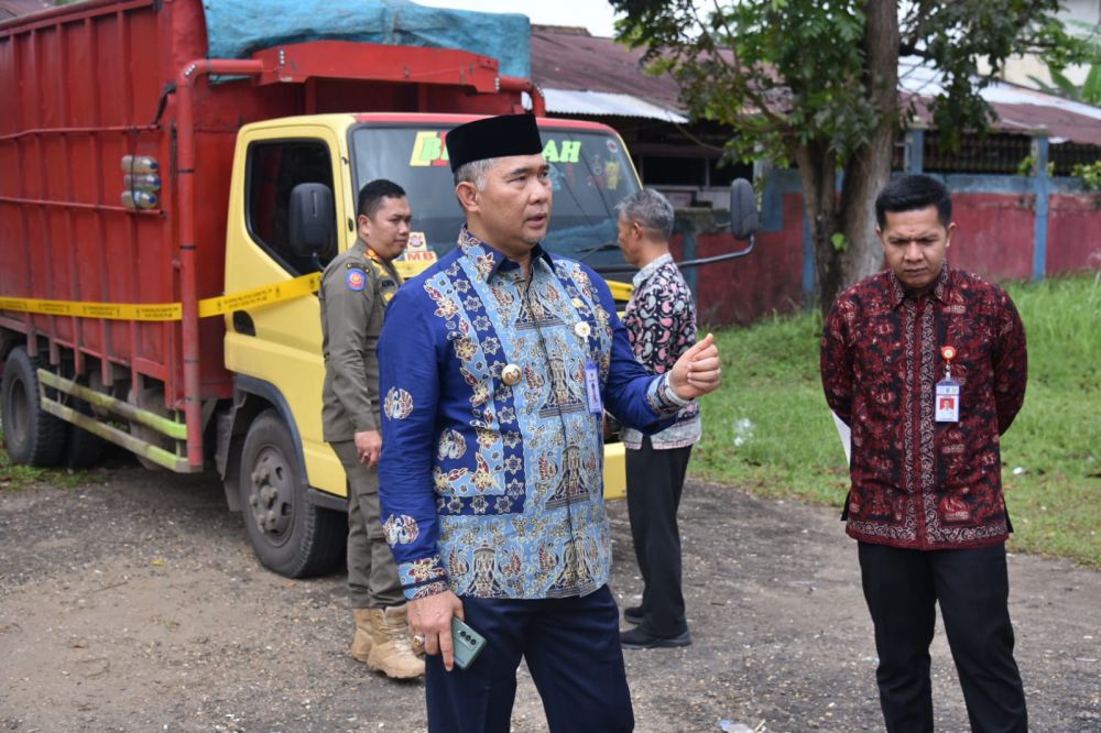 Wako Fasha mengecek satu unit truk batu bara yang kedapatan masuk dalam Kota Jambi dan terperosok di kawasan Jelutung, Kota Jambi kemarin (26/1) dikandangkan di Mako Damkar, Simpang Kawat.