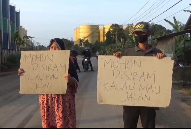 AKSI: Warga Desa Talang Duku menggelar aksi protes terhadap pihak perusahaan yang beroperasi di pelabuhan Talang Duku.