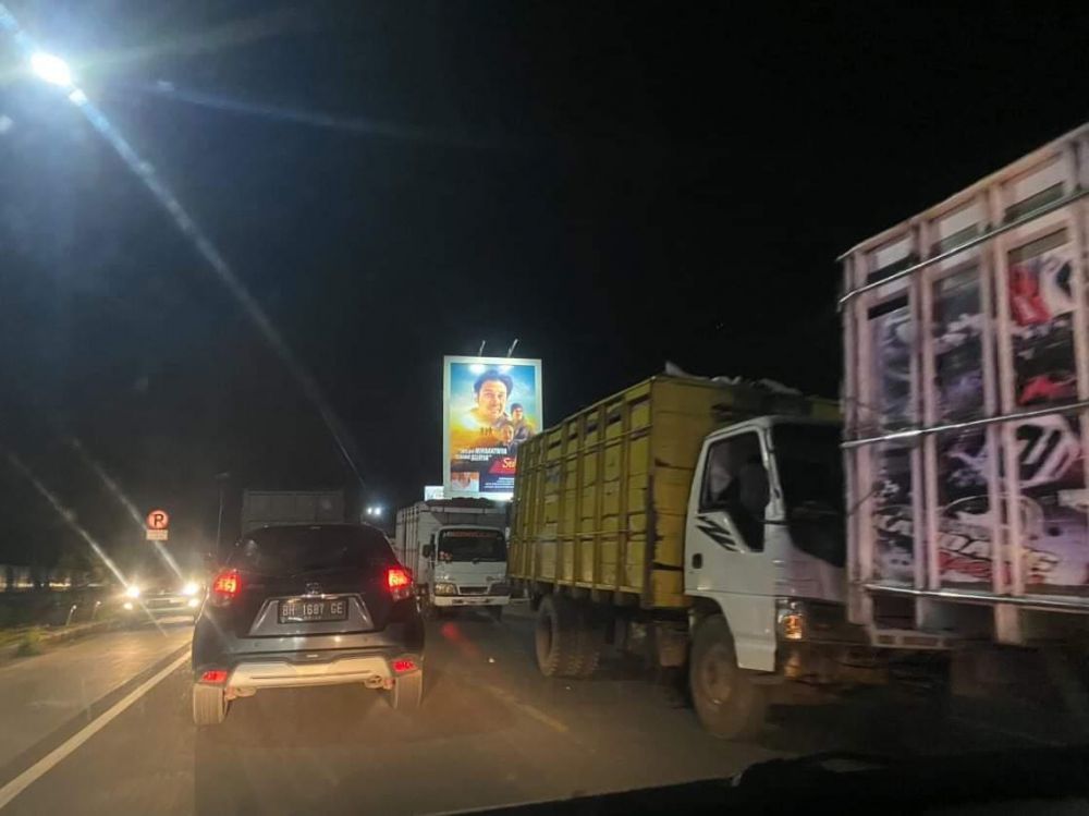 Malam Ini Jalan Simpang Rimbo Sampai Mendalo Dipenuhi Truck Batubara.