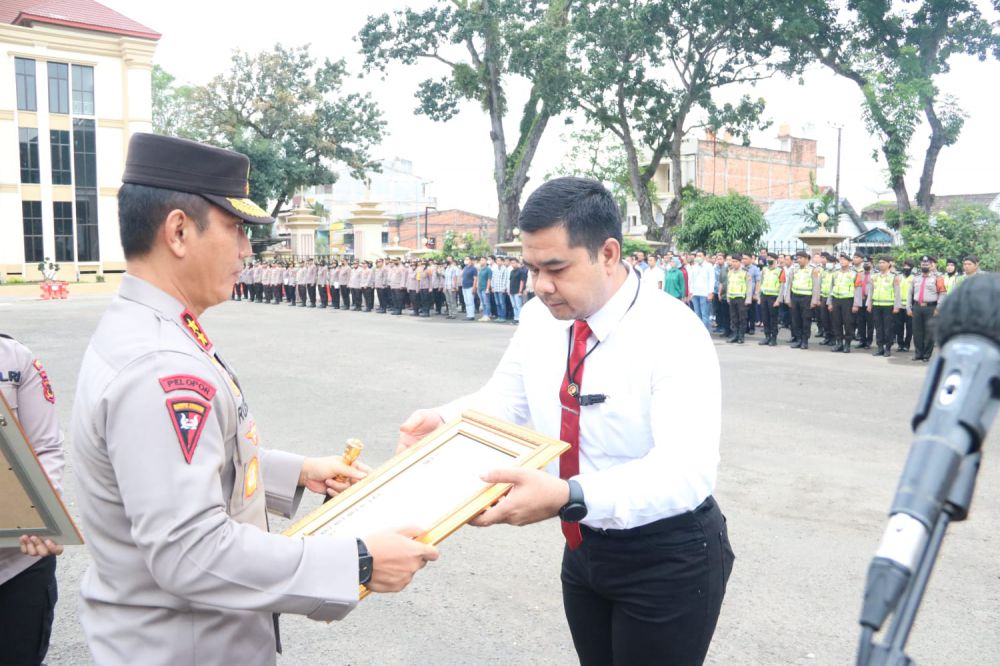 Kapolda Jambi Berikan Penghargaan Kepada 36 Personel Polda Jambi Berprestasi.