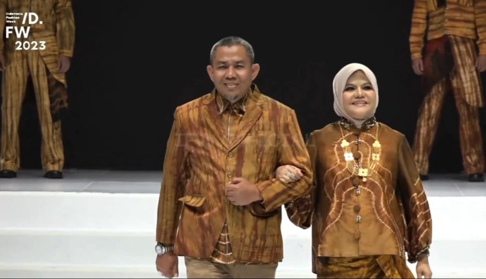 HAR dan Istri Melenggang di Catwalk Indonesia Fashion Week