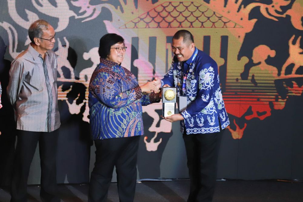 Bupati Bungo H. Mashuri menerima Piala Adipura tahun 2022 yang diserahkan oleh Menteri LHK RI, Siti Nurbaya.