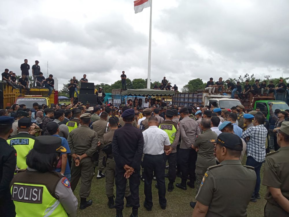 Puluhan Supir Batu Bara Berunjuk Rasa Di Depan Kantor Gubernur Jambi, Lapangan Penuh Truk