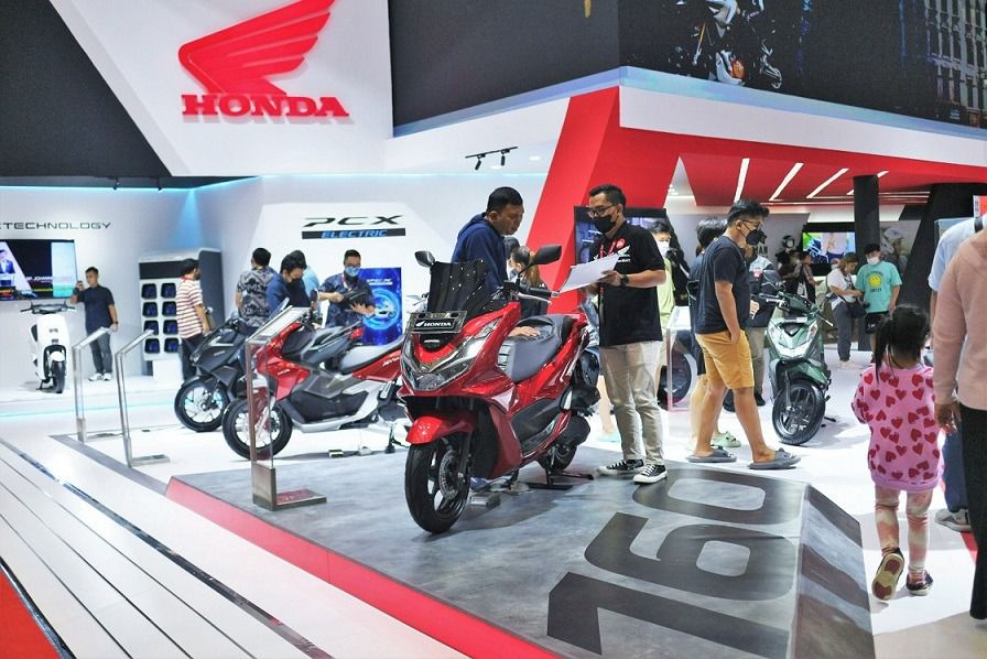 Pengunjung booth Honda pada pameran Indonesia International Motor Show (IIMS) 2023 yang diselenggarakan di JIExpo, Kemayoran (16-26/2).
