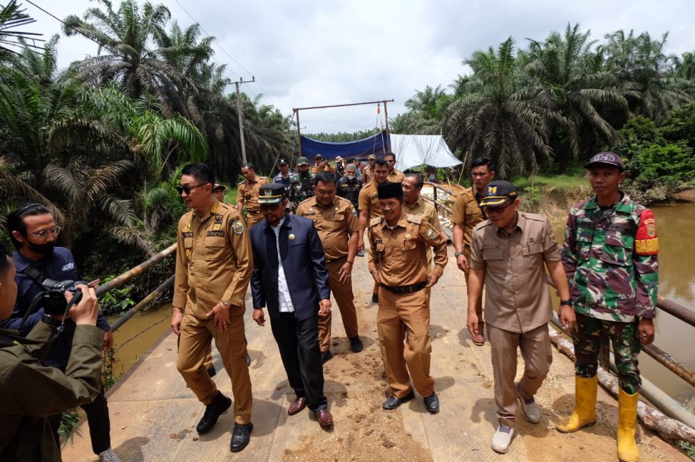 Pj Bupati Muaro Jambi Bachyuni Deliansyah saat meninjau Pembangunan Jembatan Sungai Kandang di Sungai Bahar.


