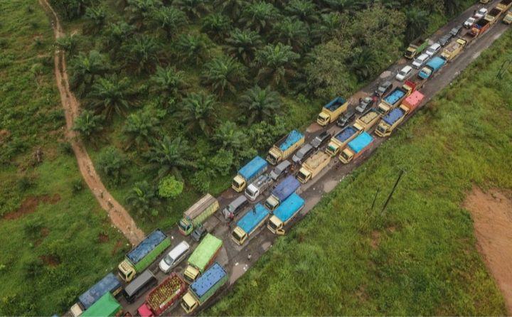 Foto udara antrean kendaraan yang didominasi truk bermuatan batu bara saat terjebak kemacetan di Jalan Lintas Sarolangun-Muara Tembesi, Batanghari, Jambi, Rabu (1/3/2023)