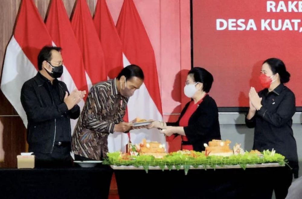 Presiden Joko Widodo (Jokowi) diberikan kejutan oleh kader dan Ketua Ummum PDI Perjuangan Megawati Soekarnoputri dalam pelaksanaan rapat kerja nasional (Rakernas) PDIP di Sekolah Partai, Lenteng Agung, Jakarta Selatan, Selasa (21/6). 
