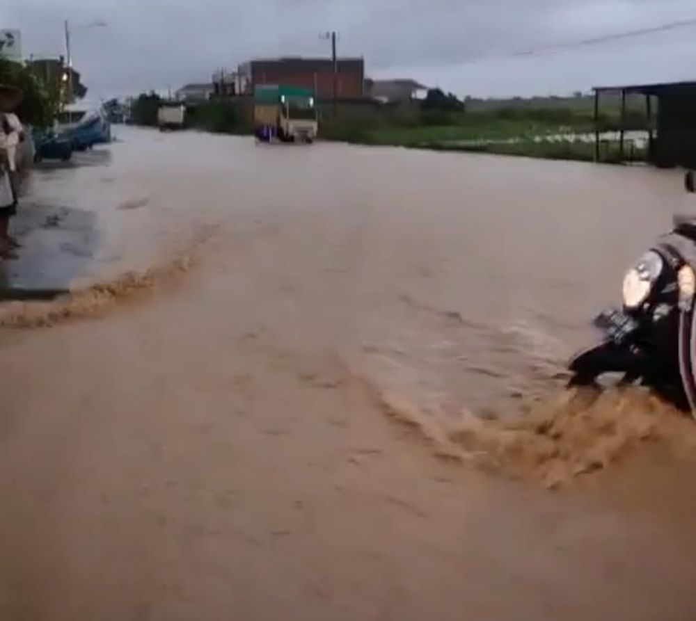 Banjir Parah di Sungai Penuh, Ada Kendaraan Terbawa Arus