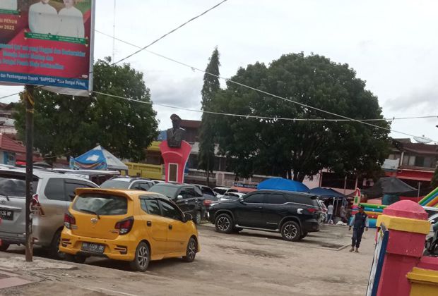 PAKIR: Parkir kendaraan roda dua dan empat di satu Kota Sungai Penuh.