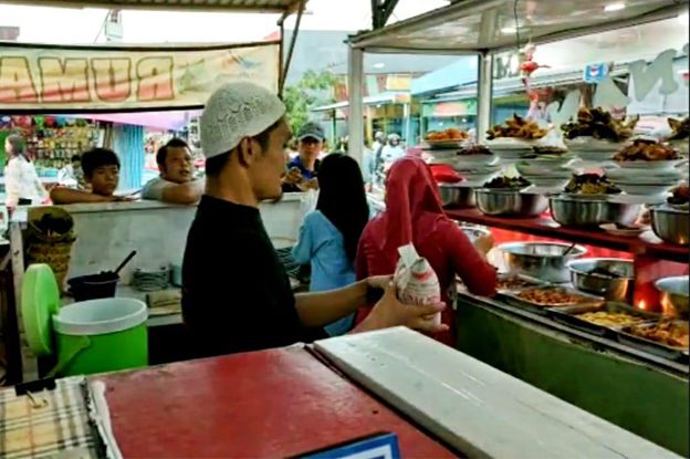 SEPI PEMBELI: Murahnya harga komoditi pertanian di Tanjabbar, berdampak pada sepinya pembeli pedangan kuliner.