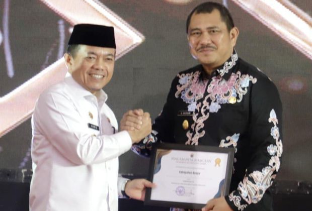 PENGHARGAAN : Bupati Bungo H. Mashuri menerima piagam penghargaan dari Gubernur Jambi terkait keberhasilan penanganan stunting.
