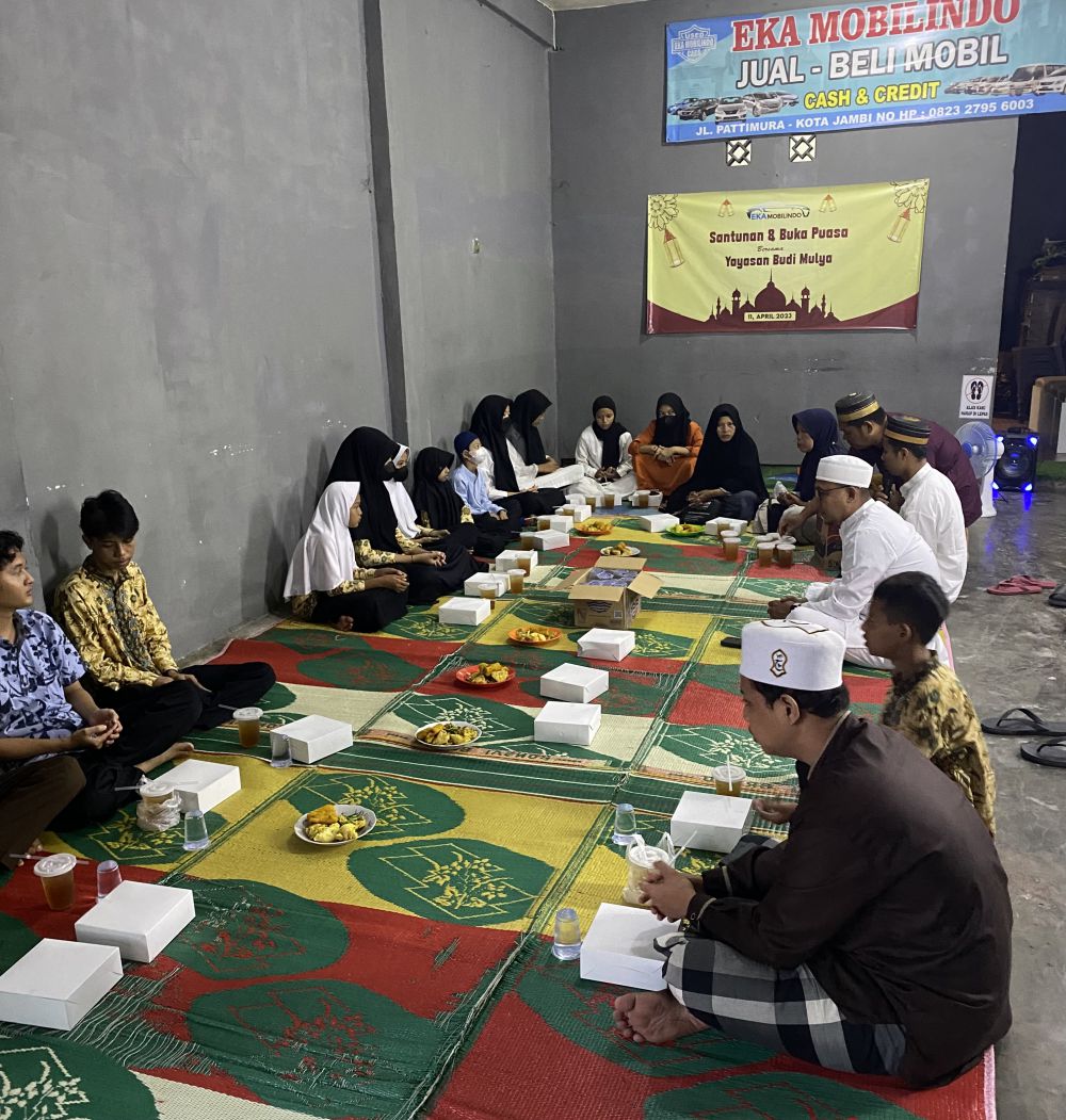 Showroom Eka Mobillindo Bukber dan Beri Santunan Kepada Anak Panti Asuhan.