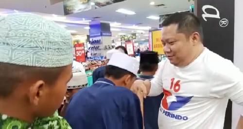 Patut Dicontoh, Hendry Attan Belikan Baju Lebaran Untuk Puluhan Anak Panti Asuhan