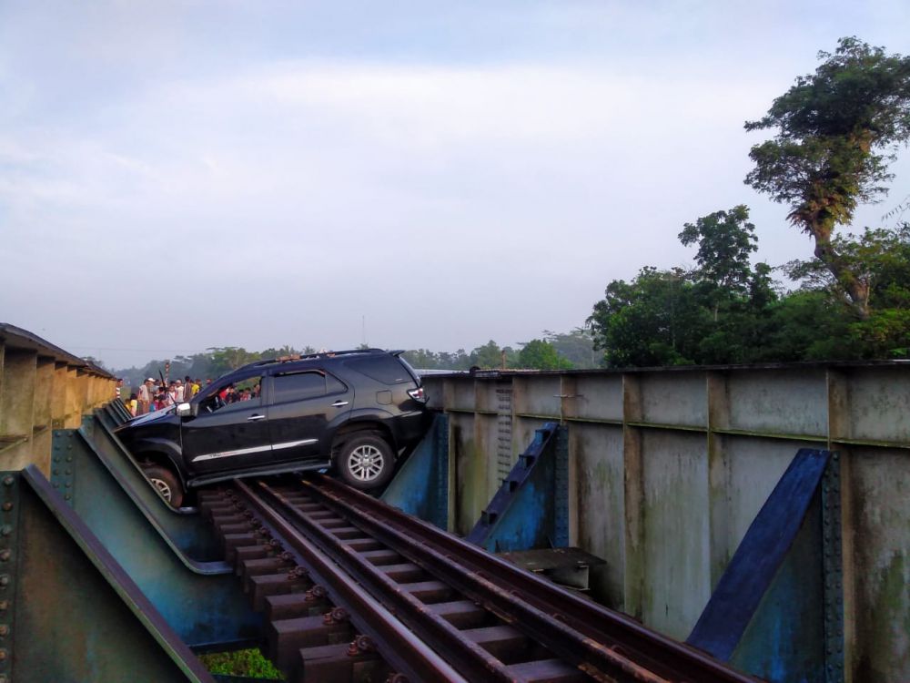 Mobil dalam posisi melintang di atas jembatan Sungai Angin perlintasan rel kereta api, Rabu (19/4) di Kelurahan Kradenan, Kecamatan Sumpiuh