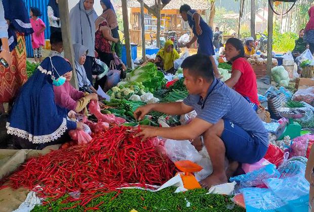 JUAL BELI: Jual beli di Pasar Tradisional Kelurahan Talang Babat, Kecamatan Muara Sabak Barat. Tanjabtim.