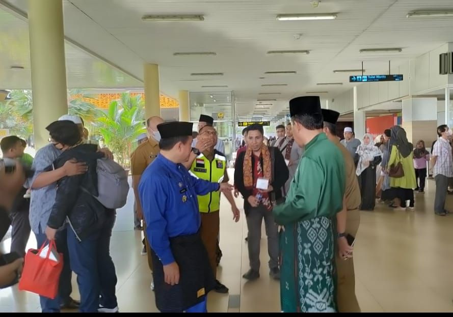 Gubernur dan Wakil Gubernur Jambi, Al Haris dan Abdullah Sani menyambut kedatangan mahasiswa Jambi dari Sudan.