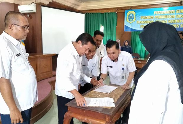 TERIMA SK PPPK: Penandatanganan kontrak perjanjian kerja oleh Sekda Tanjabtim,, Sapril, di aula Kantor Bupati Tanjabtim, Rabu (10/5) kemarin.