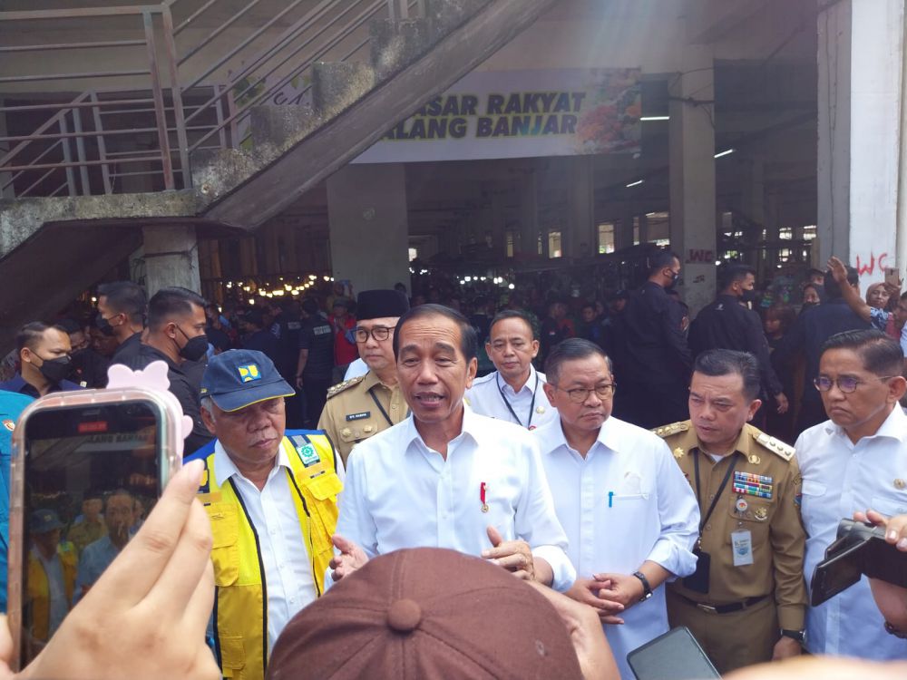 Blusukan di Pasar Jambi, Presiden Jokowi Perintahkan Pemda Biayai Transportasi Barang Untuk Tekan Inflasi