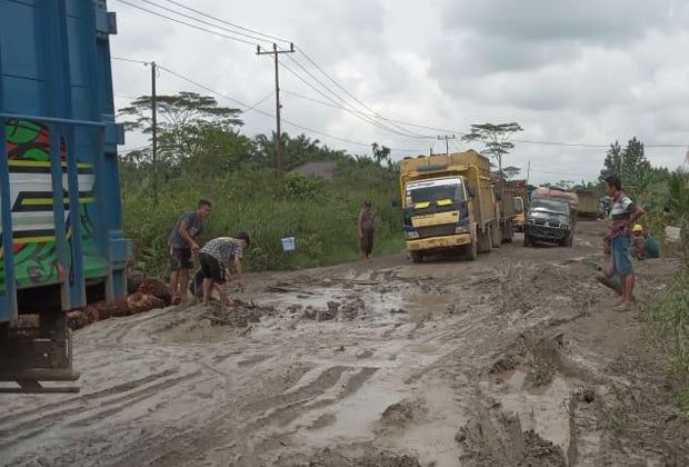 JALAN RUSAK: Imbas dari kerusakan jalan, maka jalan Teluk Serdang, Kecamatan Rantau Rasau, Kabupaten Tanjabtim. yang mengalami kemacetan yang cukup panjang.