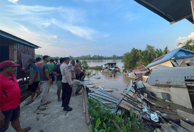 LONGSOR: Longsor di Kelurahan Senyerang, Kecamatan Senyerang Tanjabbar menyebabkan 9 bangunan roboh dan rusak berat.