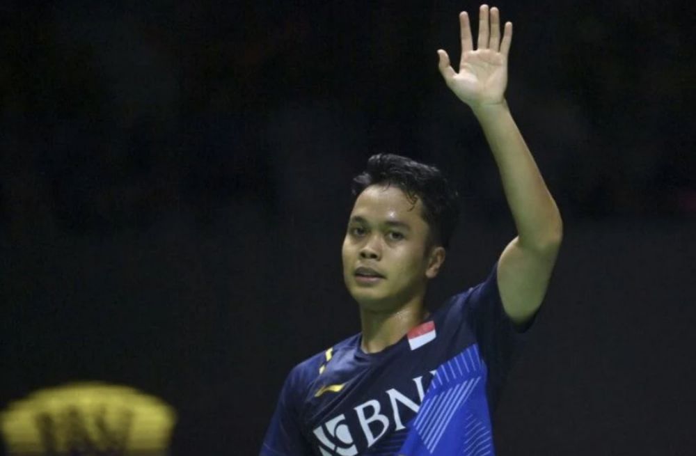 Pebulu tangkis tunggal putra Indonesia Anthony Sinisuka Ginting melambaikan tangannya.